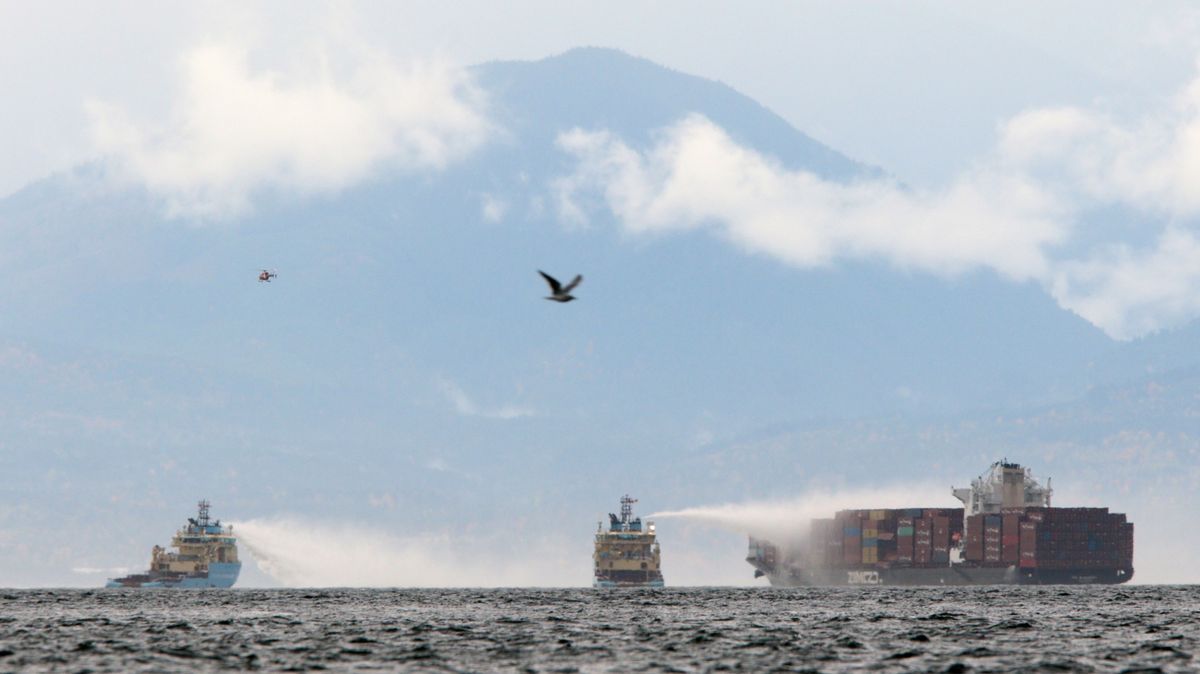Video: U kanadského pobřeží hořela loď, převážela chemikálie